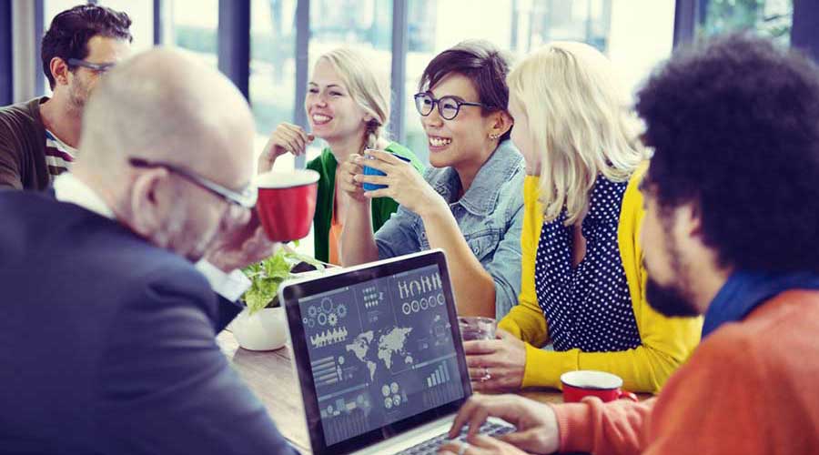 Un gruppo di dipendenti si riunisce davanti a un caffè per discutere un problema