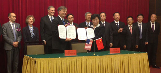 Governor Inslee poses with Chinese officials during a trade mission to China