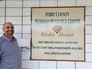 Фотография бесплатной точки доступа Wi-Fi в центре бизнес-ресурсов Ferry COunty в Померое, штат Вашингтон